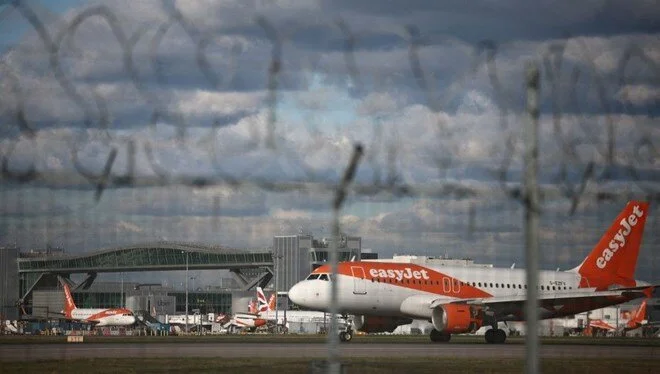 Faciadan kıl payı kurtuluş: Havalimanında iki uçak çarpıştı