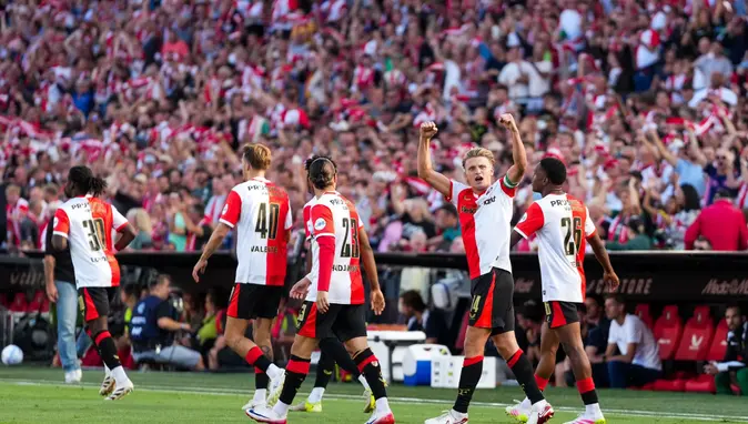 Feyenoord galibiyetle başladı